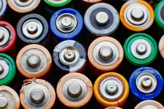 Nahaufnahme mehrerer Batterien von oben
