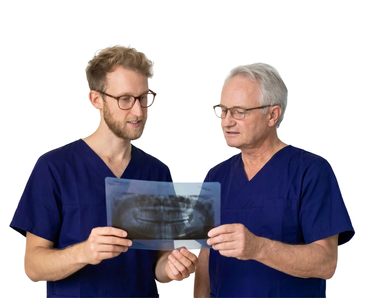 Zwei Zahnärzte begutachten eine Röntgenaufnahme