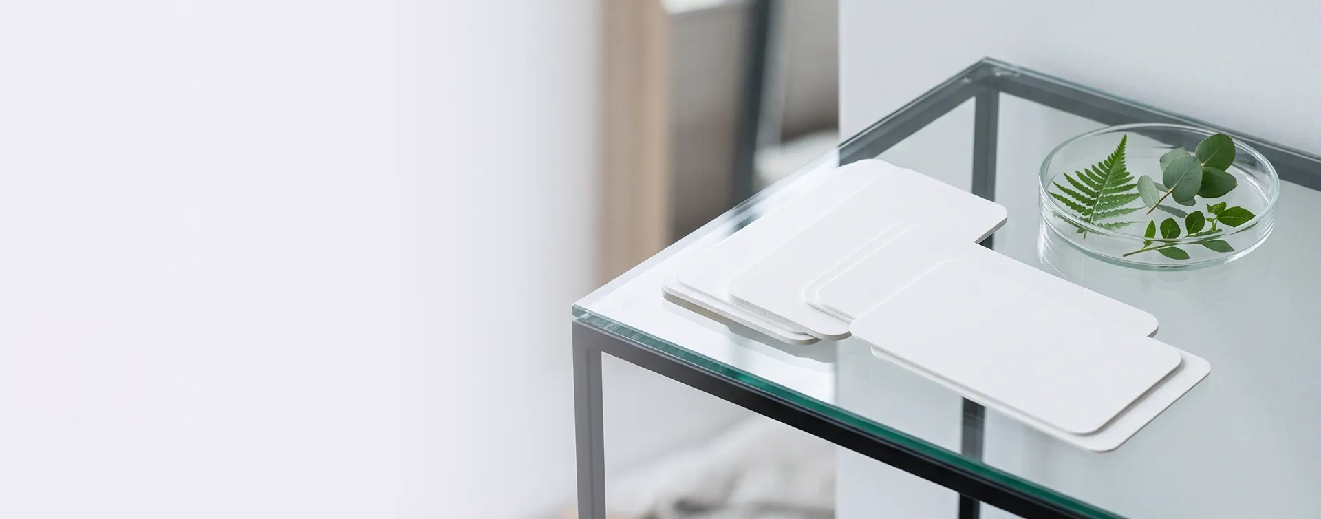 Gemütlicher Wartebereich mit Sessel, Beistelltisch, Wasserglas und Pflanze