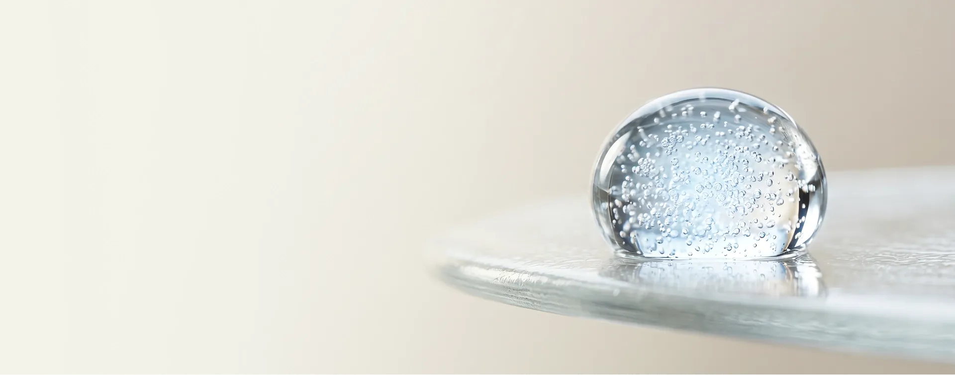 Nahaufnahme eines Gel-Tropfens mit feinen Bläschen