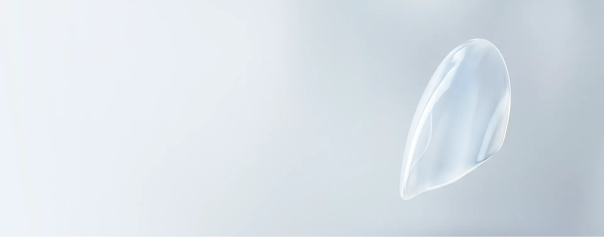 Transparentes Zahnveneer schwebend vor hellem Hintergrund